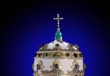 the papal tiara as a symbol of worldly power has been donated to the usa!